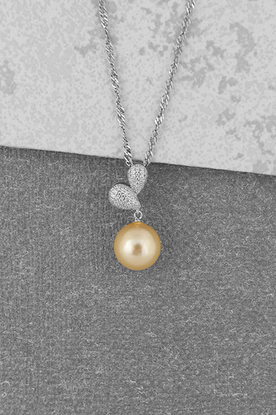 Shell pearls Pendant