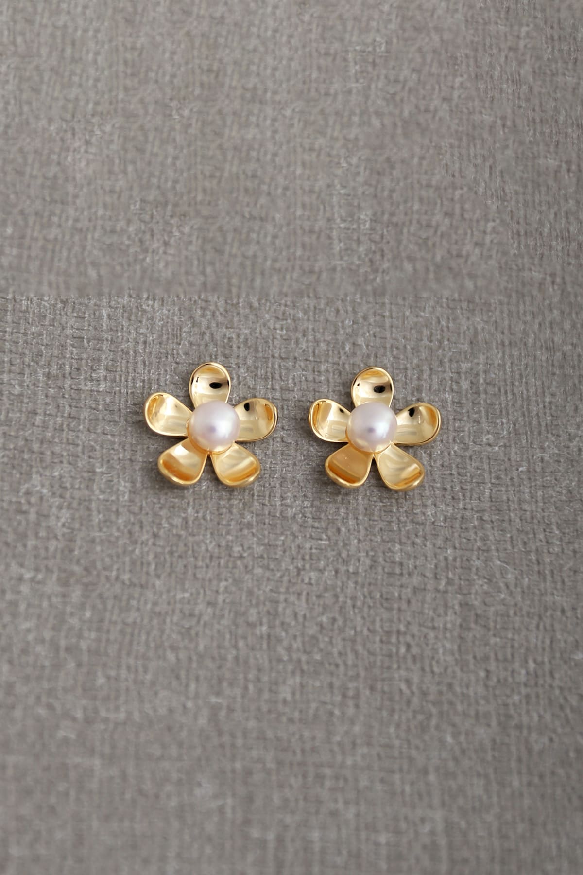 Flower stud pearl earring